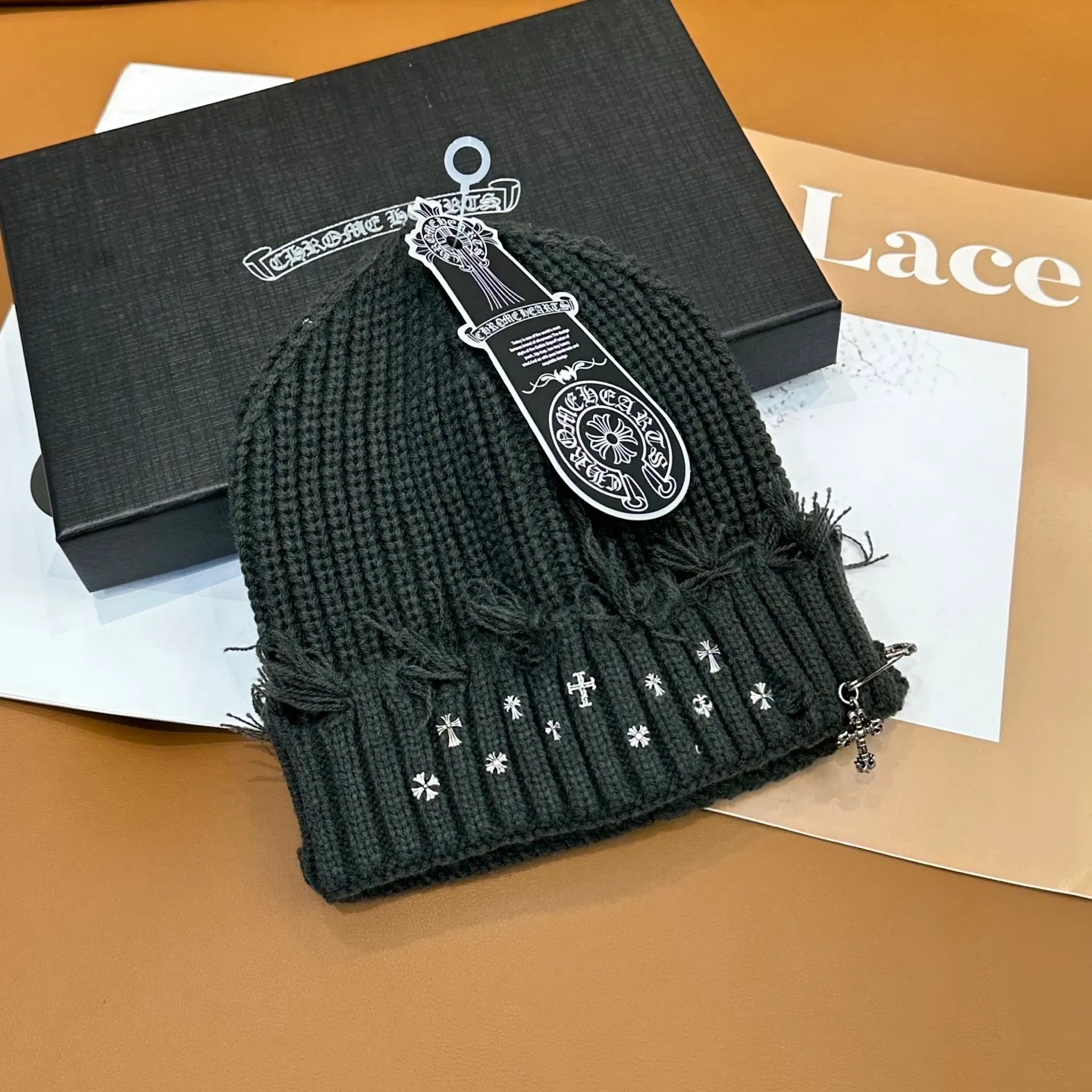 P70 🤍Chrome hearts new autumn and winter cross knitted hat🧶 One of the must-have hats in autumn and winter~ It really looks good on whoever wears it~, it is also a perfect match in black and white and gray in autumn~
